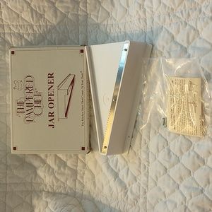 Pampered Chef Under Cabinet Shelf Mount Jar Opener